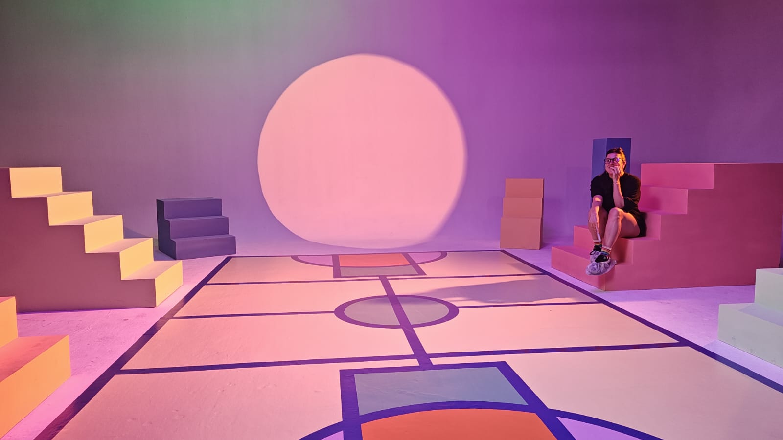Mercedes Boidi en una escenografía de tonos lilas y rosas, con escaleras y una cancha geométrica